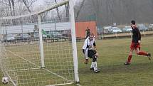 Petr Petkov překonává Jana Brůžka v brance Mladého a vyrovnává na 1:1.