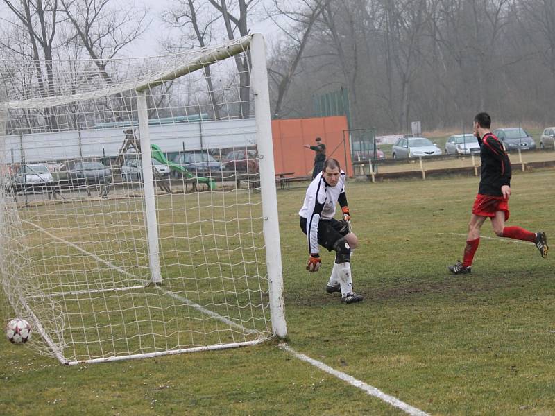 Petr Petkov překonává Jana Brůžka v brance Mladého a vyrovnává na 1:1.