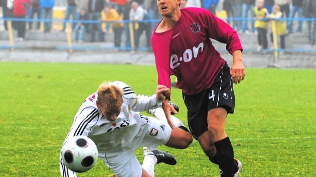 Střelec Jan Zušťák (na snímku padá po střetu s Jiřím Peroutkou) v derby gól nedal.