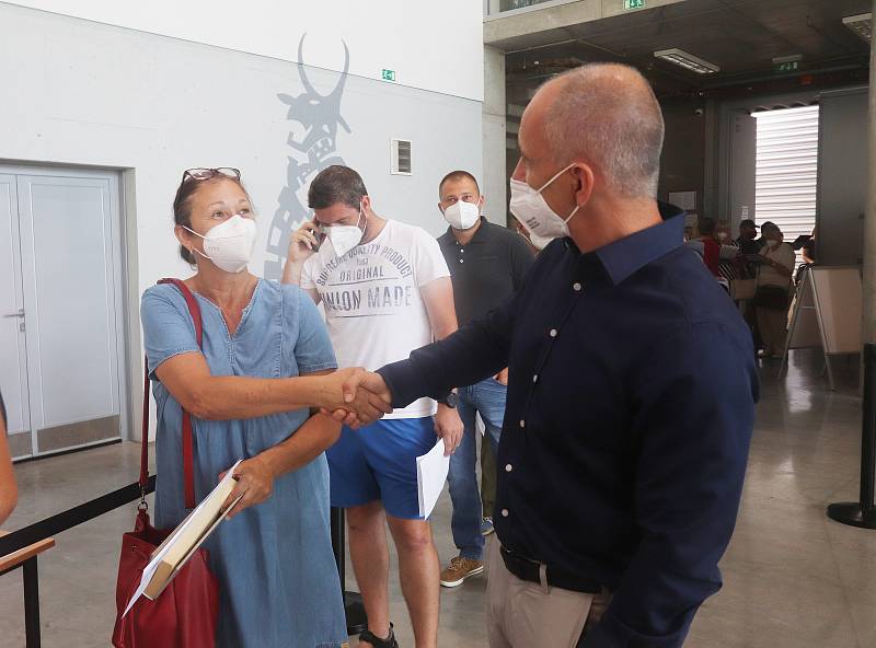 Hejtman Martin Kuba navštívil očkovací centrum na Výstavišti a pohovořil s čekajícími neorganizovanými.