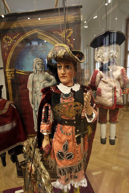 Jihočeské muzeum vystavuje do 31. srpna zajímavosti ze své sbírky loutek. Představuje například porcelánové loutky  z první poloviny 19. století, se kterými se hrálo na zámku v Římově, i ukázky divadel či rekvizity.