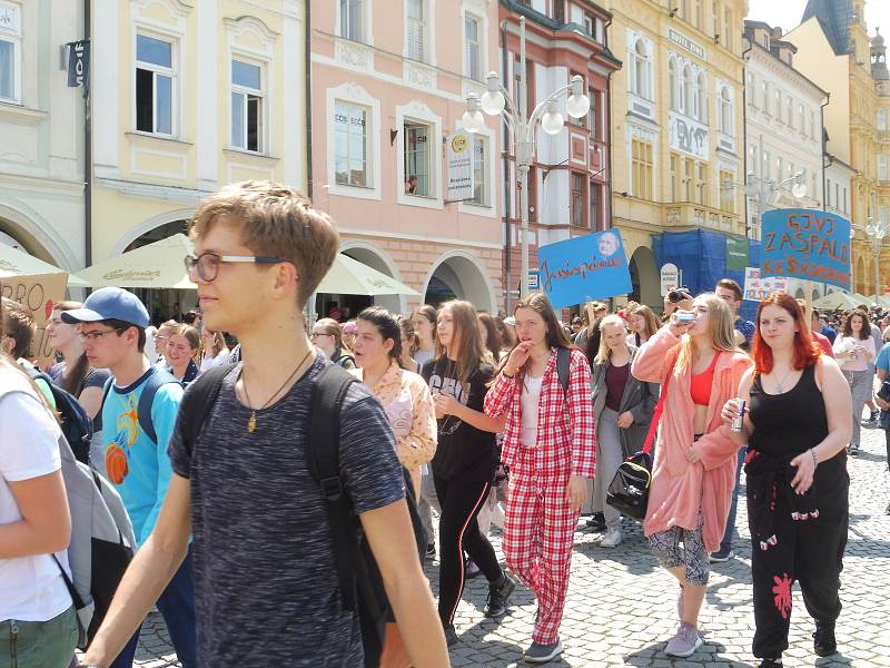 Budějovický majáles vyvrcholil v pátek 24. května tradičním průvodem městem. Studenti ze 17 škol prošli ulicemi centra v maskách. Dav mířil na Sokolský ostrov, kde program pokračoval volbou Krále majálesu. Navečer se zde tradičně koná hudební program.