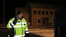 Policisté, kteří kontrolují auta na hraničním přechodu Dolní Dvořiště, zažívají nyní mrazivé noci, kdy teplota padá k minus deseti a ještě níž. Nejhorší pro ně je ledový vítr. Na snímku z neděle 17. ledna  policista Václav Novák.