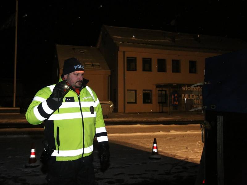 Policisté, kteří kontrolují auta na hraničním přechodu Dolní Dvořiště, zažívají nyní mrazivé noci, kdy teplota padá k minus deseti a ještě níž. Nejhorší pro ně je ledový vítr. Na snímku z neděle 17. ledna  policista Václav Novák.