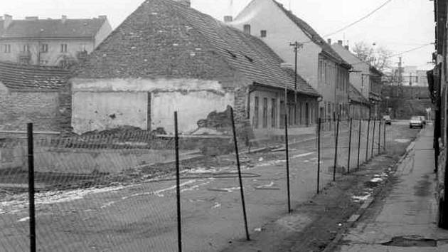 Roh ulic Š. Baara a Lipenské. na konci roku 1987 zde stál již panelák, který byl následujícího roku obydlen. 