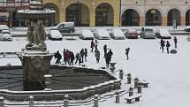 Sníh na Českobudějovicku. V neděli potěšil i turisty na náměstí Přemysla Otakara II. v ČB.