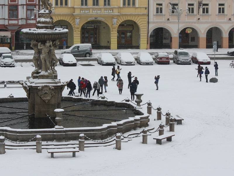 Sníh na Českobudějovicku. V neděli potěšil i turisty na náměstí Přemysla Otakara II. v ČB.