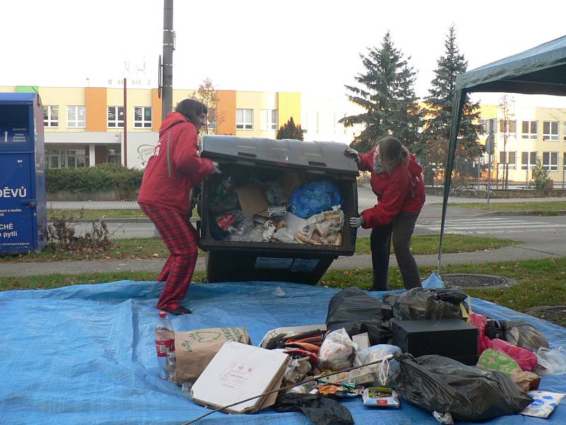 Ekologická organizace Arnika zkoumala směsný odpad v kontejneru na českobudějovickém sídlišti Šumava. Na snímku Jitka Straková a Sarah Ožanová (zleva).