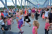 V taneční parket se v sobotu v podvečer proměnil železný most v Týně nad Vltavou. Foto: Miroslav Bžoch