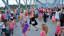 V taneční parket se v sobotu v podvečer proměnil železný most v Týně nad Vltavou.