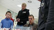 Občanské sdružení Pomáháme sportem na návštěvě v nemocnici. Na snímku fotbalista David Horejš (v černém) a hokejista Jiří Šimánek (hraje).