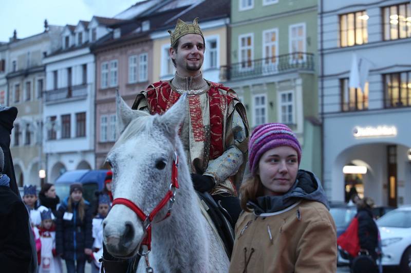 Tři králové zahájili na českobudějovickém náměstí sbírku Městské charity