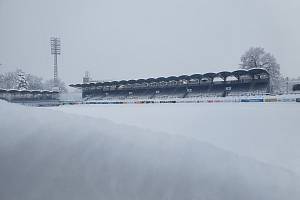 Kalamita na fotbale. Stadion v Českých Budějovicích zasypal sníh