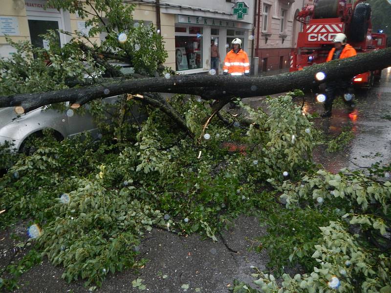 V českobudějovické třídě Čsl. legií spadla za bouřky ze stromu obrovská větev, která poničila i dvě zaparkovaná auta.