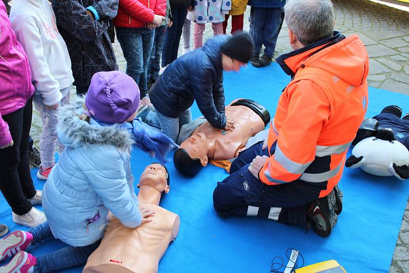 Světový den záchrany života oslavili jihočeští záchranáři na Piaristickém náměstí s těmi, kteří měli chuť vyzkoušet si masáž srdce.