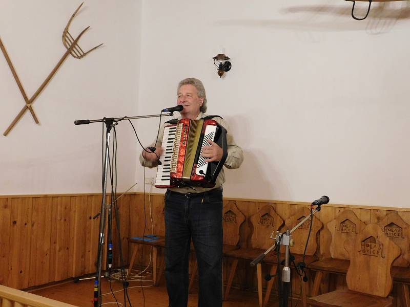 Už po sedmnácté se v sobotu v Holašovicích sešli muzikanti a příznivci heligonek.