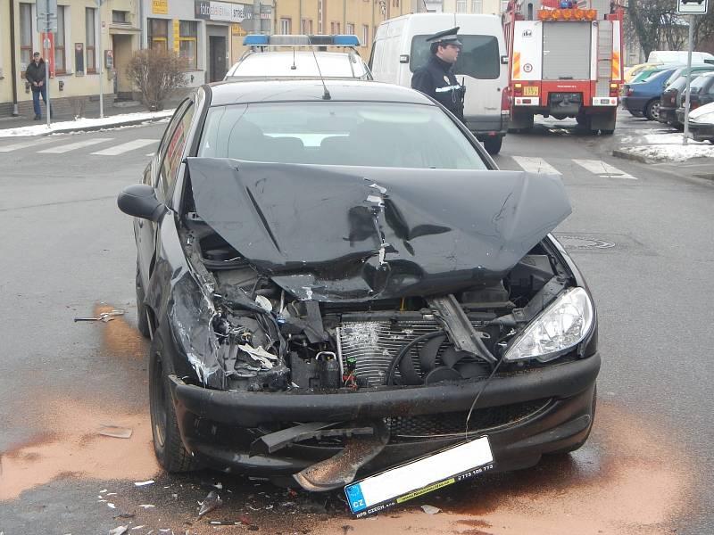 Dvě osobní auta se střetla v pátek hodinu před polednem v českobudějovické Ledenické ulici.