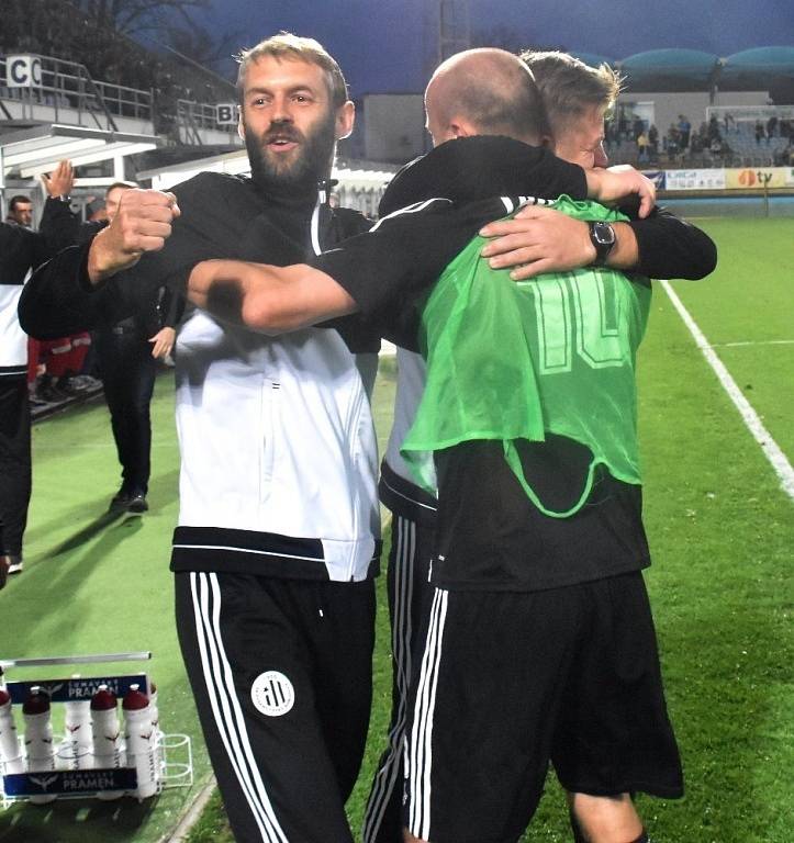 Fotbalisté Dynama v sobotním šlágru II. ligy porazili Opavu 2:1 a vystřídali ji v čele tabulky. 