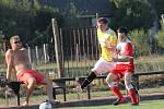 Fotbalistům Temelína (v červenobílém) se povedl v Hrdějovicích obrat, vyhrál 5:3.