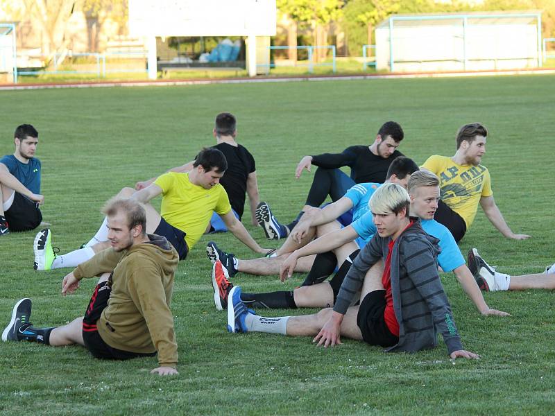 Hokejisté David servisu České Budějovice měli v úterý 3. května první sraz, kterým pro ně začala příprava na novou sezonu. Hlavní slovo má "na suchu" kondiční trenér Miroslav Hlaváč.