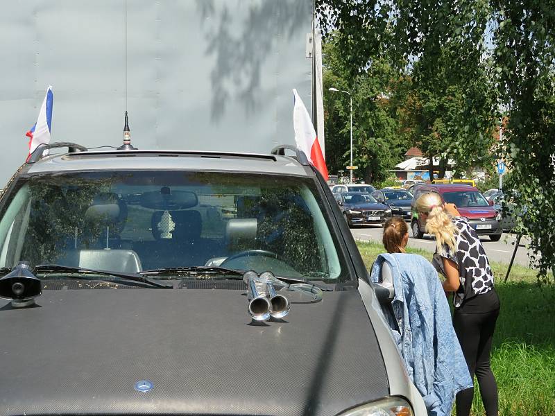 V pátek 16. července vyrazila jízda svobody z Českých Budějovic do Včelné. Potom se průvod vydal pěšky před dům Františka Mareše.