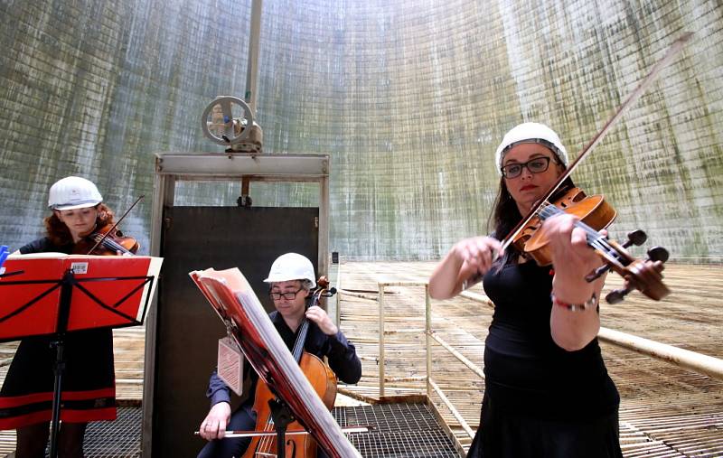 Kvarteto Jihočeské filharmonie zahrálo 20. června v chladicí věži Jaderné elektrárny Temelín. Zazněly skladby Mozarta, Debussyho a Dvořáka.