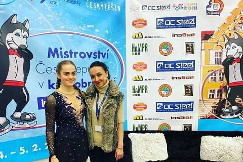 Sára Parkosová  a Ivana Andrejičová. Krasobruslařský šampionát se pojede na strakonickém ledě