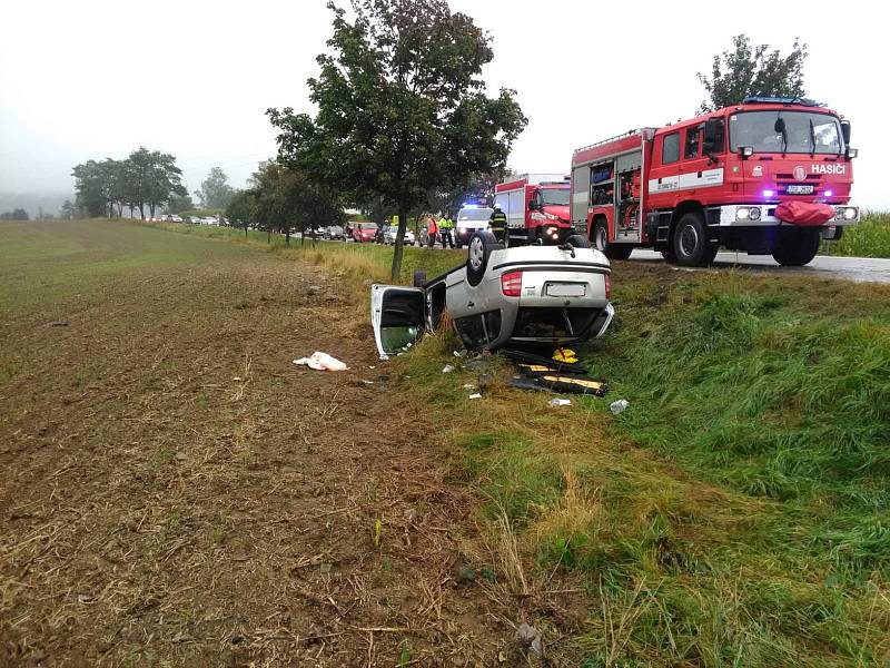 V pondělí odpoledne havarovala řidička se Škodou Fabií na Hradecké ulici v Kardašově Řečici.