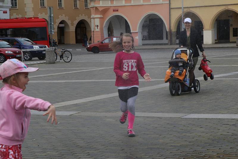 Mlžný opar na náměstí Přemysla Otakara II. Na náměstí se vrátily květináče s tryskami.