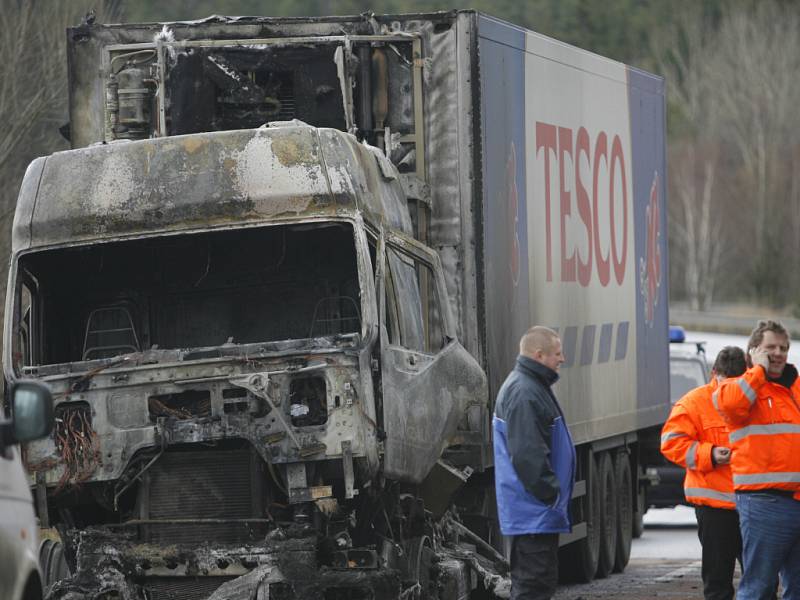 Požár kamionu OD Tesco.