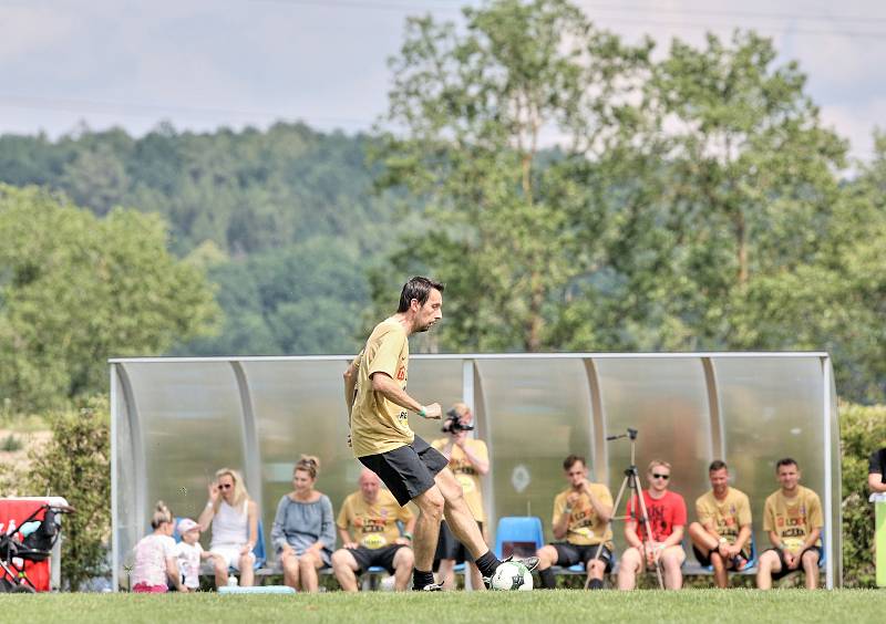 V sobotu si užili fanoušci fotbalu i českých filmů 10. ročník akce Pomáháme fotbalem 2018. Shlédli utkání týmů Real top Praha a Mádl Temau. Na hřišti se objevili kromě Jiřího Mádla, jeho dva bratři, ale i Vojtěch Dyk, Adam Mišík, Lavi (Kuba Štáfek),...