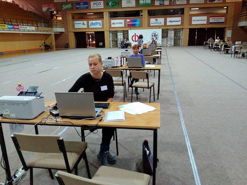 Sčítání volebních výsledků v českobudějovické sportovní hale, kde tradičně sídlí největší sčítací středisko v republice.