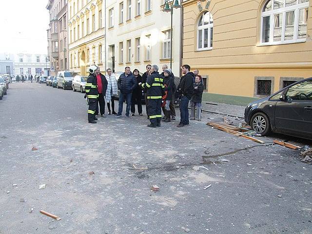 Výbuch plynové bomby v ulici U Tří lvů.
