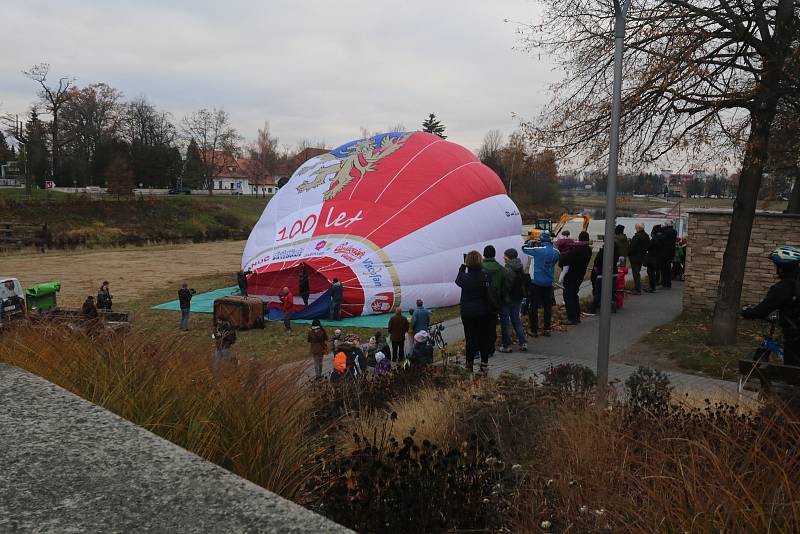 Z náplavky u Vltavy vzlétl balón OK 1918 v národních barvách, na oslavu Dne boje za svobodu a demokracii a Mezinárodního dne studentstva 17. listopadu.