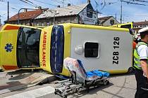 Nehoda osobního auta a sanitky v Českých Budějovicích 1. června 2021.