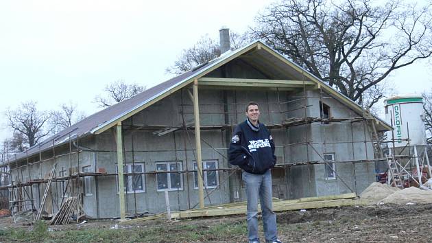 Když míříte po cyklostezce z Českých Budějovic na Hlubokou, nemůžete ve stánku hlubockých baseballistů po své pravici přehlédnout novou dominantu. O takových kabinách baseballisté Sokola dlouho snili! 