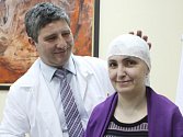 Týden po operaci se Monika Šimková cítí s implantátem nové generace naprosto skvěle. Na snímku se zástupcem primáře neurochirurgického odděleni Vladimírem Přibáněm.