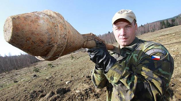 Vojenští a policejní pyrotechnici zlikvidovali včera v Boleticích asi 100 kusů nevybuchlé  munice. Byly mezi ná letecké pumy, granáty, miny, ale například i pancéřové pěsti. 