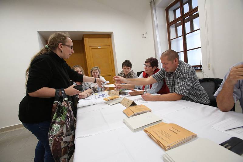 Během prvních minut voleb přišlo na Obecní úřad v Trhových Svinech volit 21 voličů.