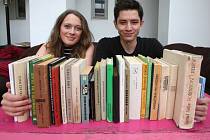 V Českých Budějovicích začne 20. dubna festival Literatura žije, potrvá do 22. dubna. Ve veřejné sbírce se sešlo 3000 knih. Na snímku je přebírají pracovníci literární kavárny Měsíc ve dne Jan Hajšman a Karolina Lhotská.