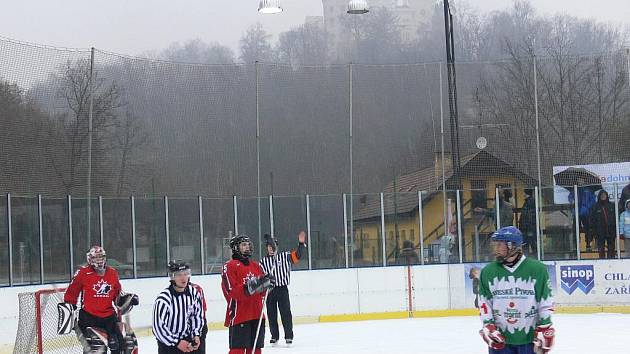 Začátek hokejové sezony na Hluboké vždy závisí na počasí.