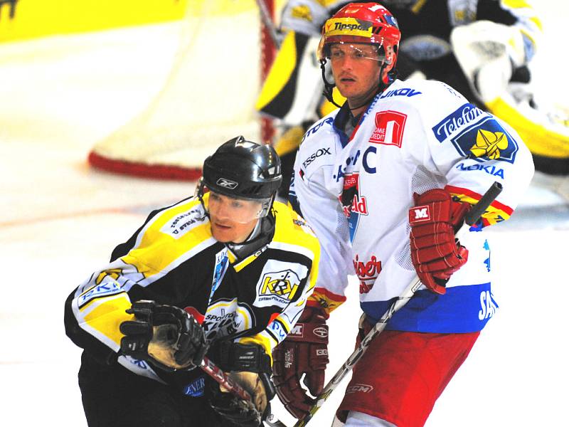 Petr Sailer (na snímku vpravo v přípravném utkání s Kadaní) povede hokejisty HC Mountfield  s kapitánským céčkem do sezony, ve kterých chtějí postoupit do finále extraligy.