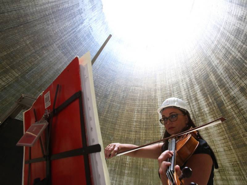 Kvarteto Jihočeské filharmonie zahrálo 20. června v chladicí věži Jaderné elektrárny Temelín. Zazněly skladby Mozarta, Debussyho a Dvořáka. Na snímku violistka Eva Mrkvicová.