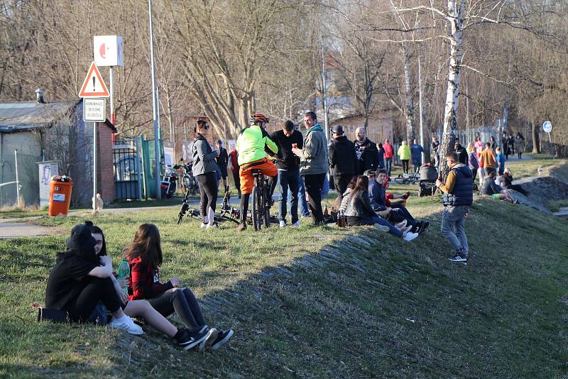 Krásné počasí v pátek lákalo stovky lidí k procházkám u řeky Malše, v sobotu se ale vrátil déšť, vítr a ochladilo se.