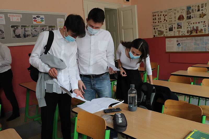 Maturity z angličtiny a matematiky v Gymnáziu Česká v Českých Budějovicích se zúčastnilo v pondělí a úterý devadesát studentů.