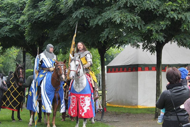 Slavnosti železné a zlaté vyvrcholily v sobotu odpoledne příjezdem krále Přemysla Otakara II. na Sokolský ostrov v Českých Budějovicích.