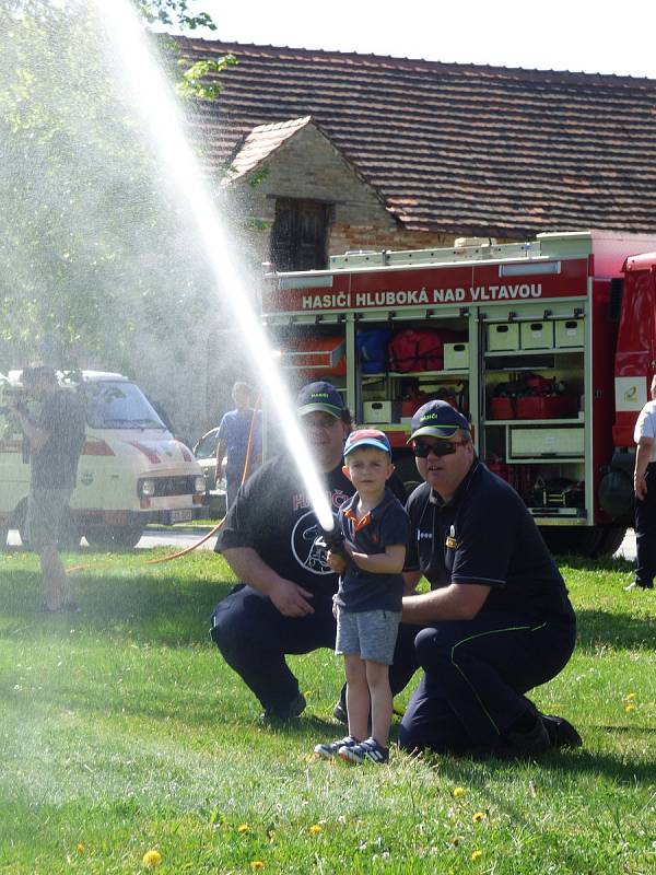 Mydlovarští dobrovolní hasiči dostali nové vozidlo. V sobotu se tak u nich na návsi konala velká sláva.