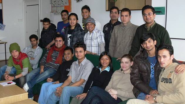 MILÍ A USMĚVAVÍ. Nepálští studenti jsou velmi přátelští a sdílní. Proto si nenechali ujít příležitost k společnému snímku. Třetí sedící zprava je zdejší průvodkyně studentů Martina Hubená.