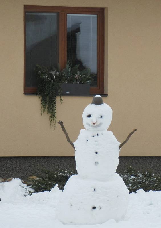 V Kamenném Újezdu díky soutěži přibylo několik desítek sněhových obyvatel.