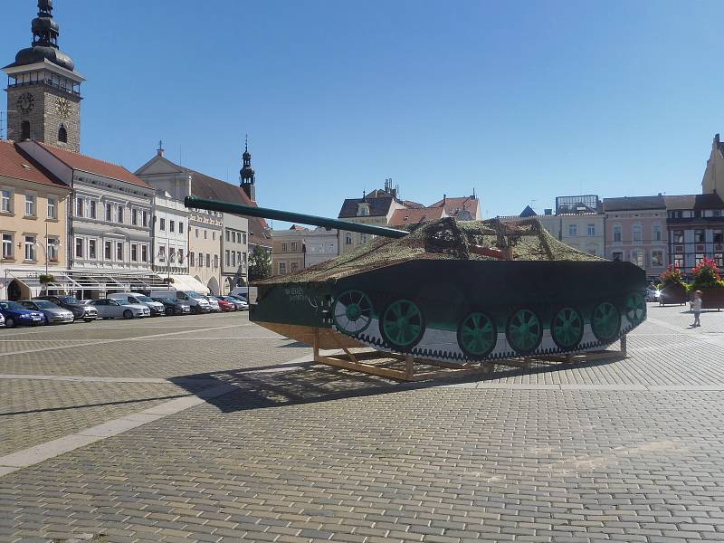 Milion chvilek pro demokracii přichystalo připomínkovou akci k 21. srpnu. Maketami tanků na náměstí Přemysla Otakara II. a na Sokolském ostrově, panelovou výstavou a performancí připomínají organizátoři srpnové události 1968.